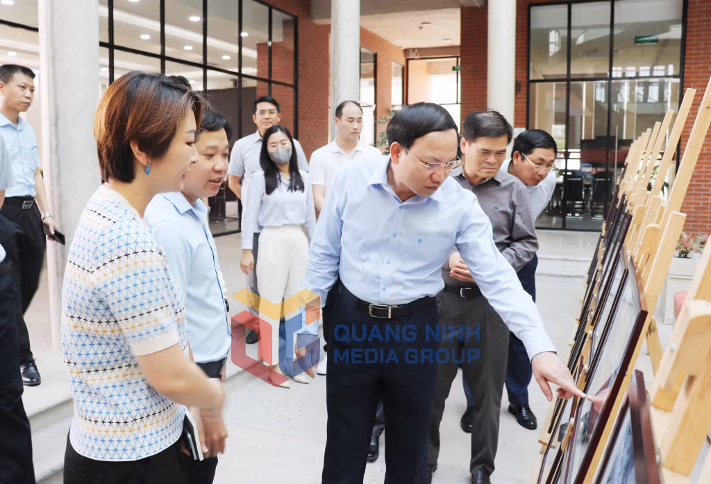 Đồng chí Bí thư Tỉnh ủy cùng đoàn công tác tham quan vực nhà điều hành KCN Cảng biển Hải Hà.