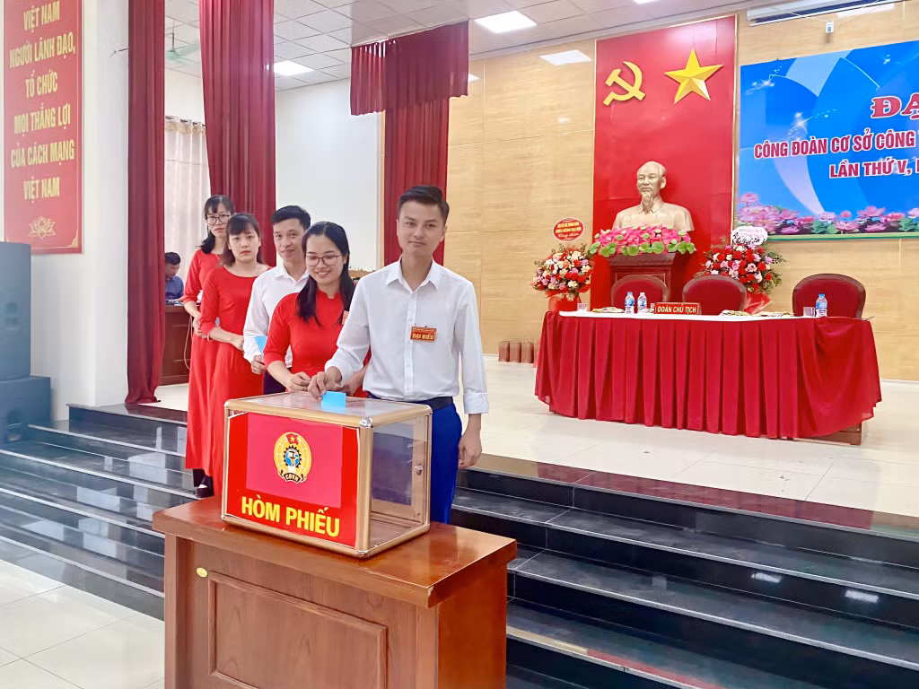 Bỏ phiếu bầu BCH Công đoàn Công ty nhiệm kỳ mới.