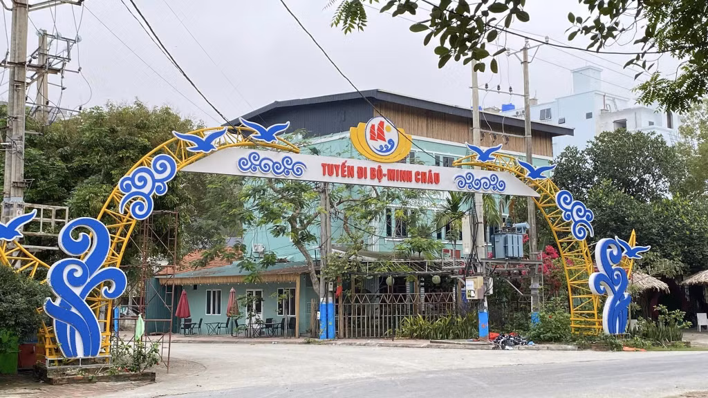 Tuyến phố đi bộ Minh Châu được khai thác cuối tháng 4 vừa qua là sản phẩm du lịch hấp dẫn du khách. 