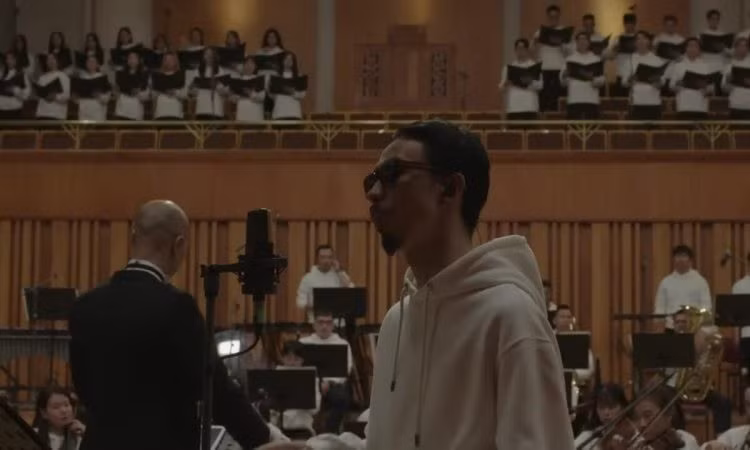 Đen Vâu rap "Bài này chill phết" với dàn giao hưởng trong dự án "Dongvui Harmony" cuối năm 2022. Video: YouTube Đen Vâu