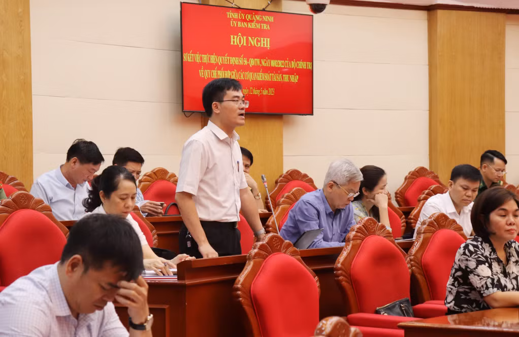 Các đại biểu phát biểu thảo luận tại hội nghị.