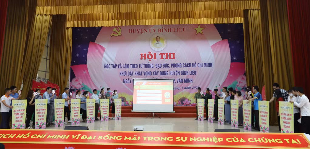 Hội thi "Học tập và làm theo tư tưởng, đạo đức, phong cách Hồ Chí Minh khơi dậy khát vọng xây dựng huyện Bình Liêu ngày càng phát triển giàu đẹp, văn minh”, tháng 3/2023. Ảnh: La Nhung (Trung tâm TT-VH Bình Liêu)