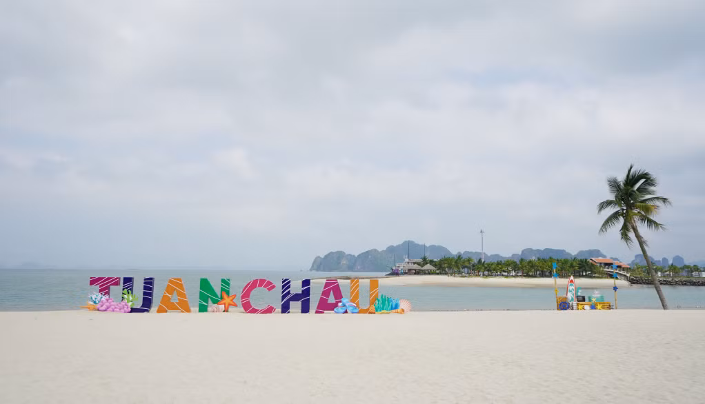 Giờ đây, Tuần Châu được biết đến như “Điểm vàng” về du lịch biển của cả nước, với khung cảnh tuyệt vời, những bãi cát trải dài trắng mịn, nước biển trong xanh...