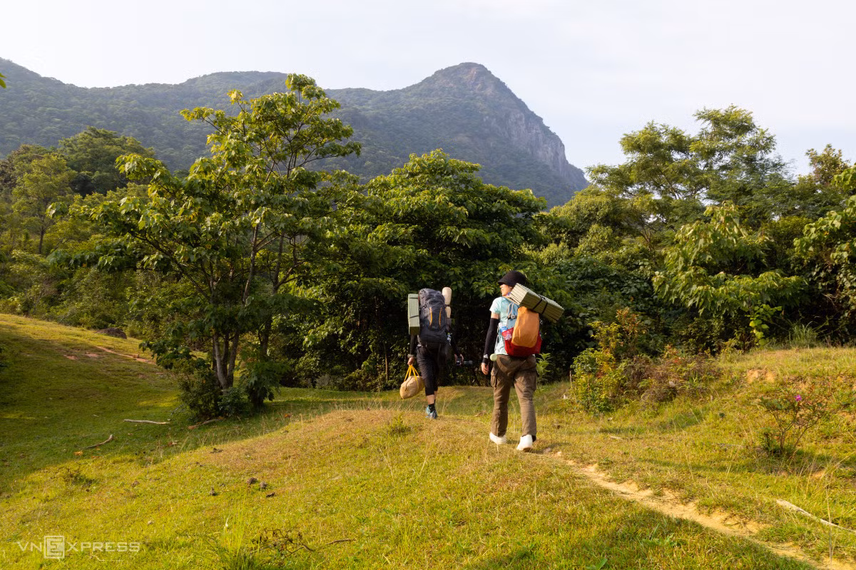 Trekking, cắm trại trên đồng cỏ hàng chục ha ở Quảng Trị ảnh 1