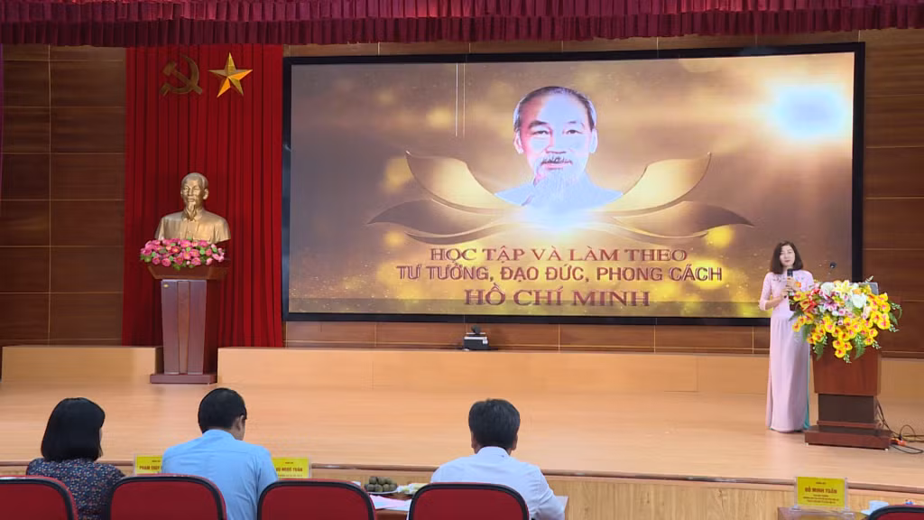Thí sinh Nguyễn Thị Thanh Thái, Trưởng phòng Văn hóa và Thông tin huyện Cô Tô trình bày bài giảng tại Hội thi giảng viên lý luận chính trị giỏi tỉnh Quảng Ninh, tháng 7/2022.