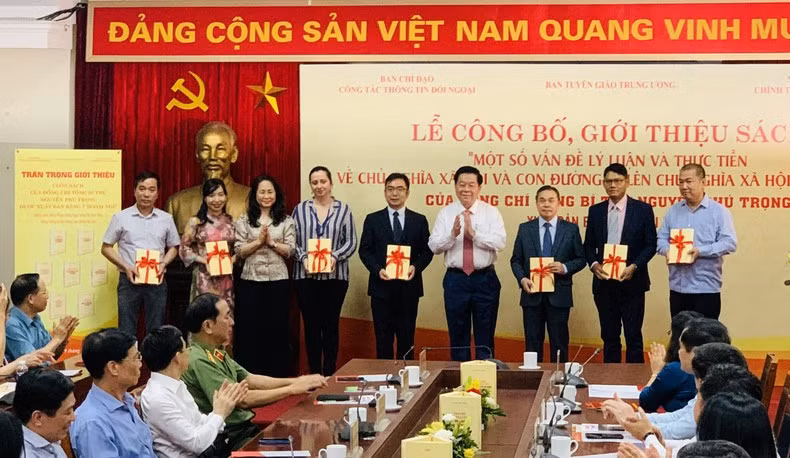 Đồng chí Nguyễn Trọng Nghĩa trao tặng sách cho đại diện một số cơ quan ngoại giao nước ngoài tại Việt Nam.