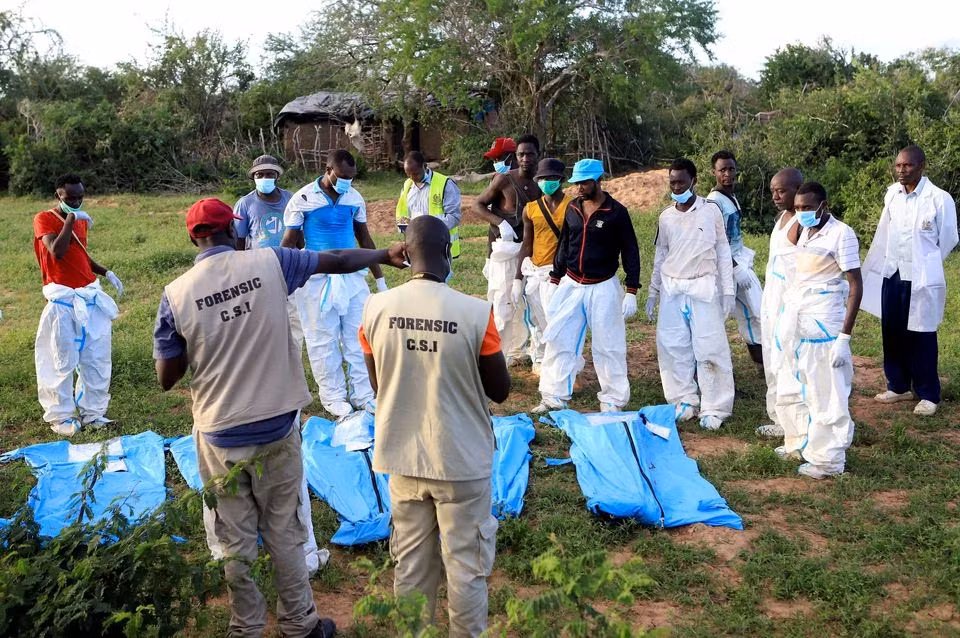 Chính quyền khu vực Shakahola của Kenya phát hiện thêm 22 thi thể liên quan tới giáo phái tuyệt thực - Nhà thờ Quốc tế Tin lành. Ảnh: Reuters