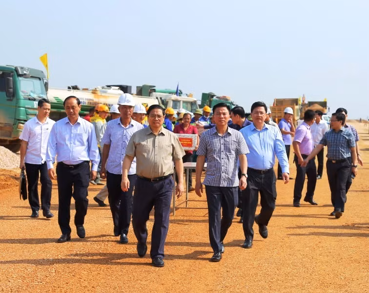 Thủ tướng Chính phủ cùng các thành viên đoàn công tác kiểm tra thi công đường bộ cao tốc bắc-nam , đoạn từ nút giao Đông Xuân đến Quốc lộ 45.