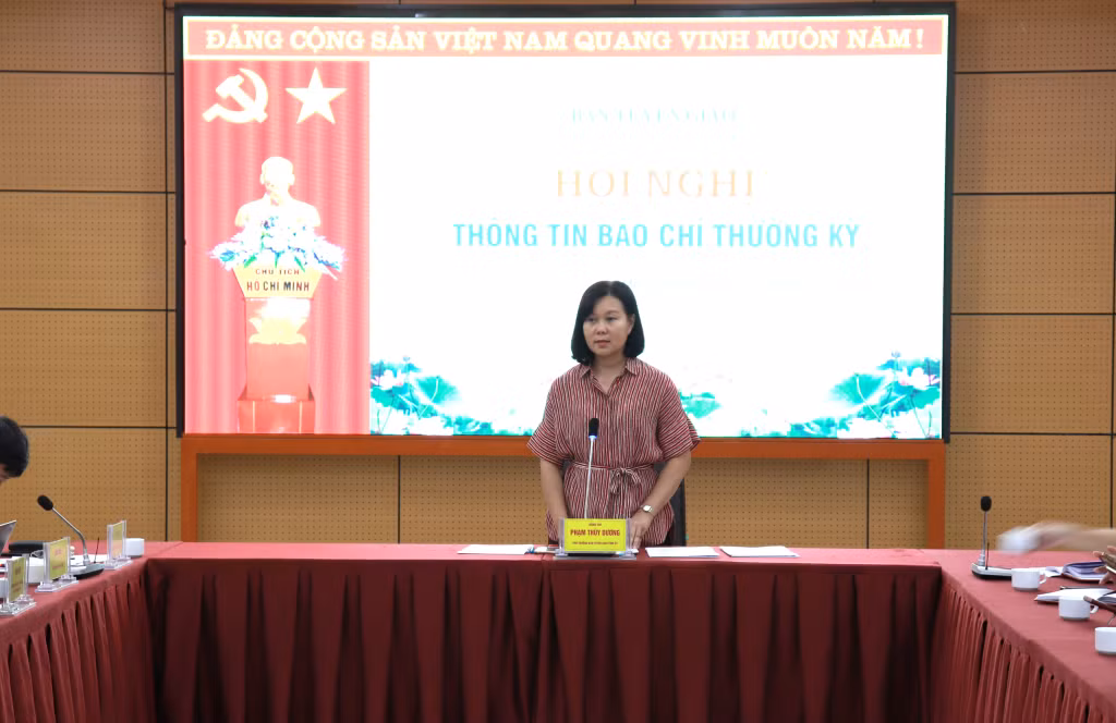 Đồng chí Phạm Thùy Dương, Phó Trưởng Ban Tuyên giáo Tỉnh ủy phát biểu tại hội nghị.