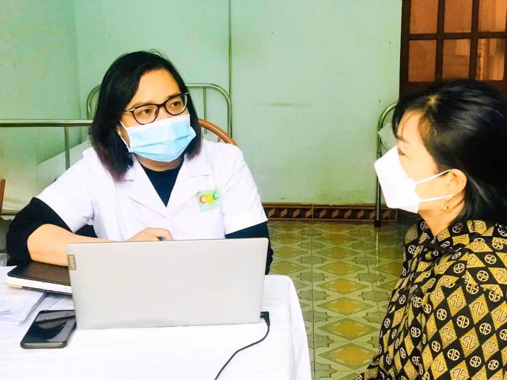 Bác sĩ khoa Chăm sóc sức khỏe bà mẹ, trẻ em (CDC Quảng Ninh) tư vấn cho phụ nữ xã Thượng Yên Công về chăm sóc SKSS.