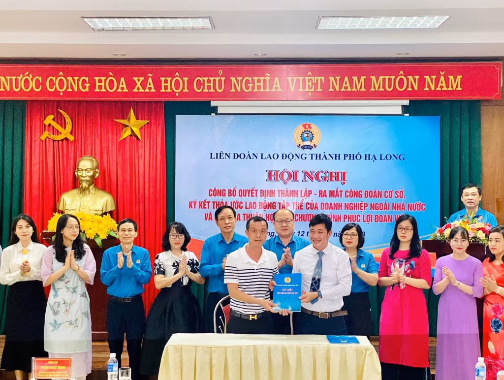 LĐLĐ Hạ Long ra mắt các CĐCS và ký mới các thỏa ước lao động tập thể trong Tháng Công nhân năm 2023.