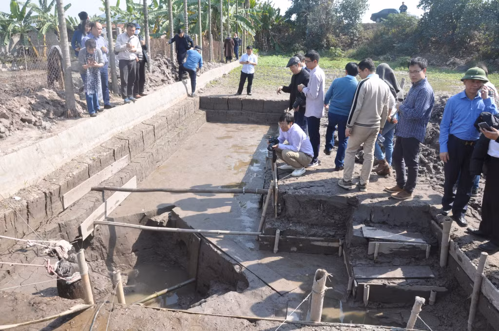 Các nhà khoa học tham quan mặt bằng khảo cổ tại di tích Thiên Long Uyển, hiện đang được lập hồ sơ đề nghị xếp hạng di tích Quốc gia đặc biệt.