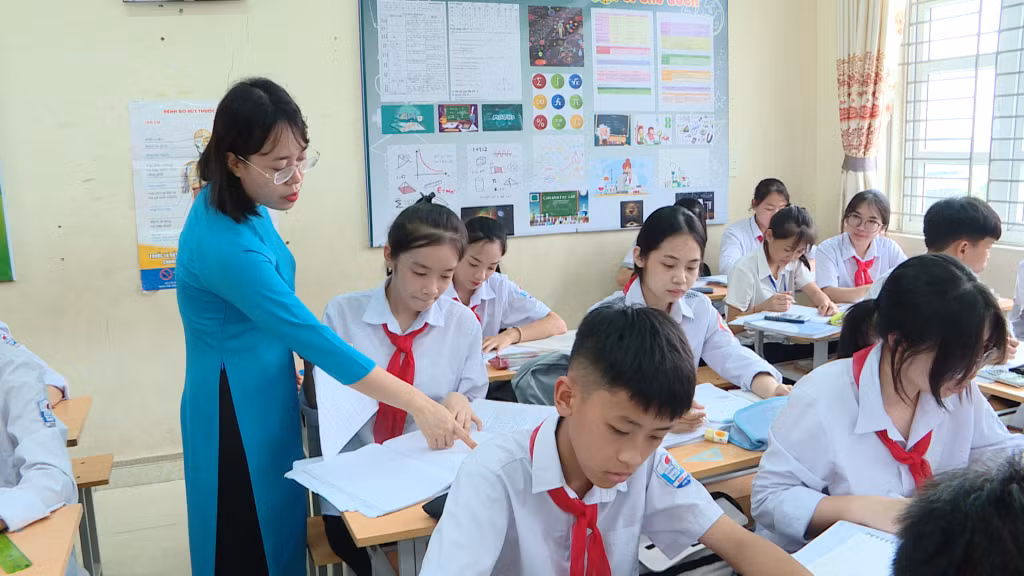 Giáo viên Trường THCS Bình Khê (TX Đông Triều) ôn thi tuyển sinh lớp 10 cho học sinh.