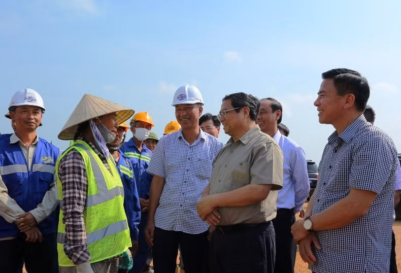 Thủ tướng thăm hỏi, động viên người lao động cùng các nhà thầu bảo đảm tiến độ, chất lượng thi công công trình.