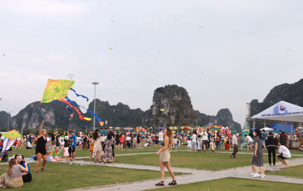 Đông đảo người dân, du khách tham gia lễ hội thả diều năm 2023 tại Quảng trường 30/10 dịp lễ 30/4-1/5 vừa qua, do Thành Đoàn Hạ Long chủ trì tổ chức.