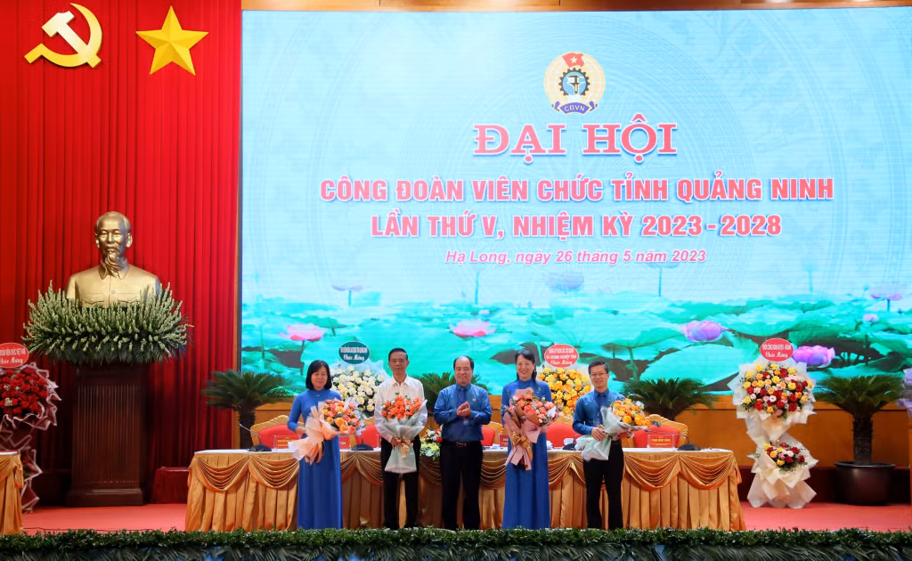 Công đoàn Viên chức tỉnh tặng hoa chia tay các đồng chí Ủy viên BCH khóa IV không tham gia BCH khóa V.