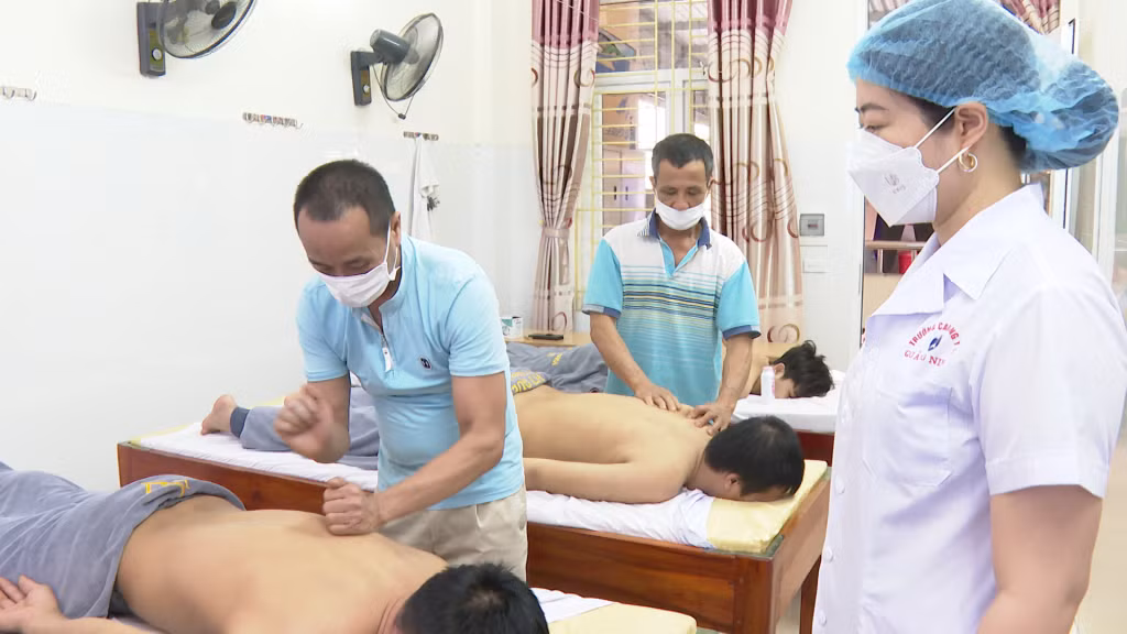 Một lớp dạy nghề xoa bóp tẩm quất tại Hội Người mù tỉnh Quảng Ninh.