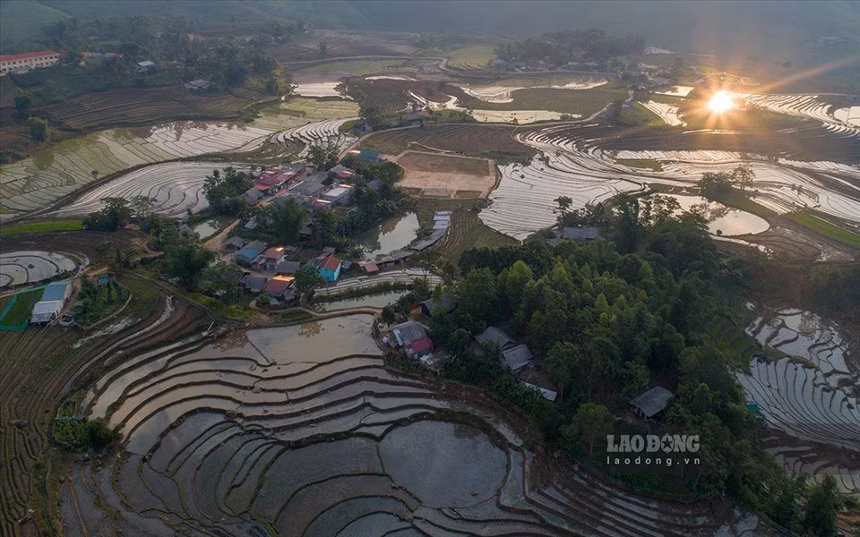 Thời điểm ruộng bậc thang trở nên đẹp nhất là khi bình minh bắt đầu ngày mới hoặc khoảnh khắc hoàng hôn của mỗi ngày.