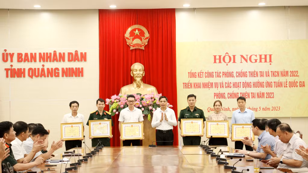 Đồng chí Vũ Văn Diện, Phó Chủ tịch UBND tỉnh, trao Bằng khen của UBND tỉnh cho các cá nhân có thành tích xuất sắc trong công tác PCTT, TKCN năm 2022.