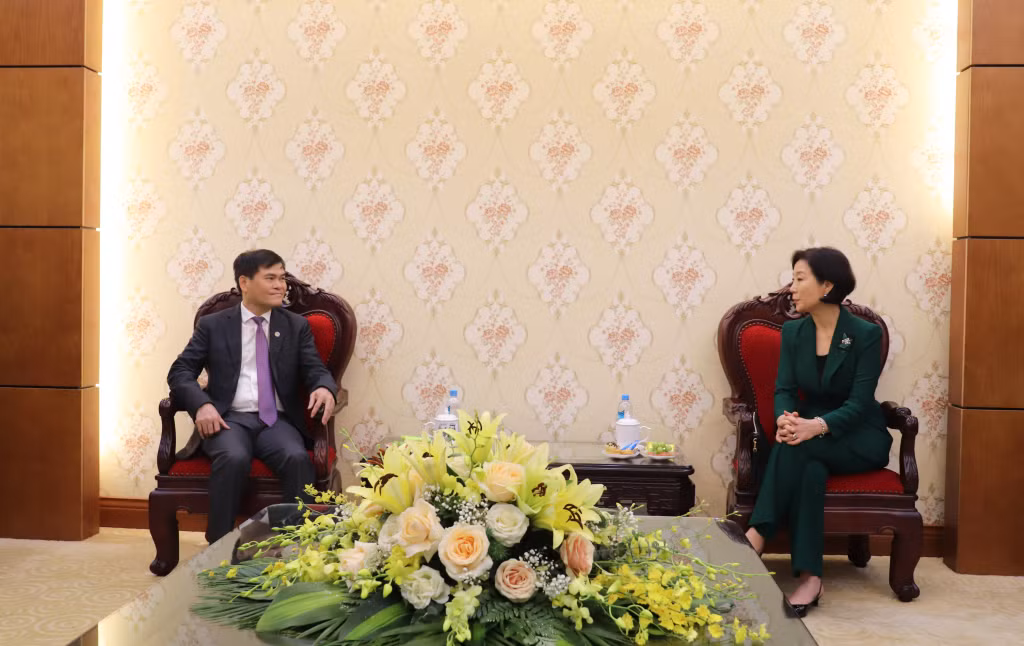 Phó Chủ tịch UBND tỉnh Bùi Văn Khắng làm việc với Đại sứ Đặc mệnh Toàn quyền Hàn Quốc tại Việt Nam.