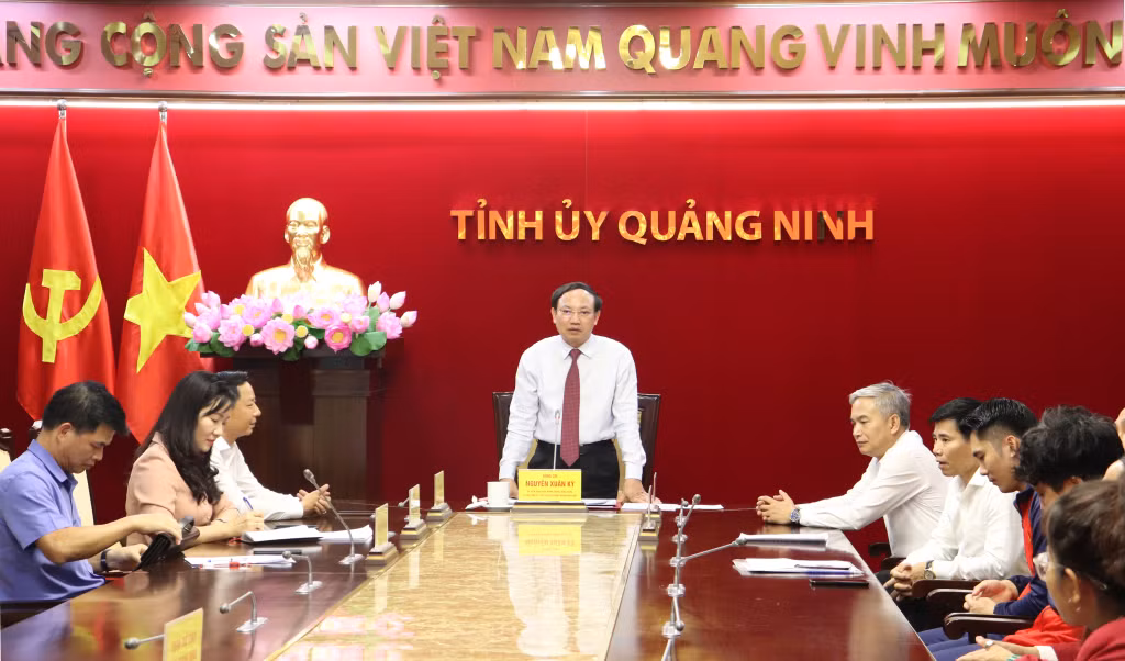 Đồng chí Nguyễn Xuân Ký, Ủy viên Trung ương Đảng, Bí thư Tỉnh ủy, Chủ tịch HĐND tỉnh, phát biểu tại buổi gặp mặt.
