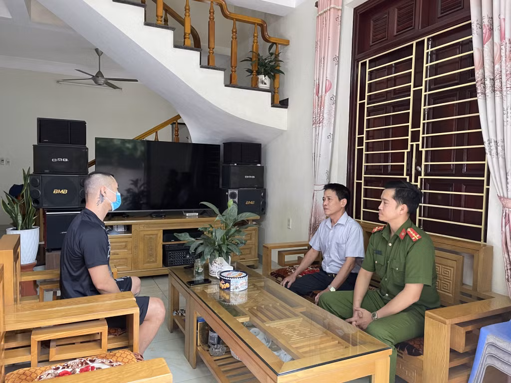 Công an phường Cao Xanh (TP Hạ Long) cùng cán bộ khu phố thăm hỏi người chấp hành xong án phạt tù về địa phương (bên trái), hiện đã có việc làm ổn định.