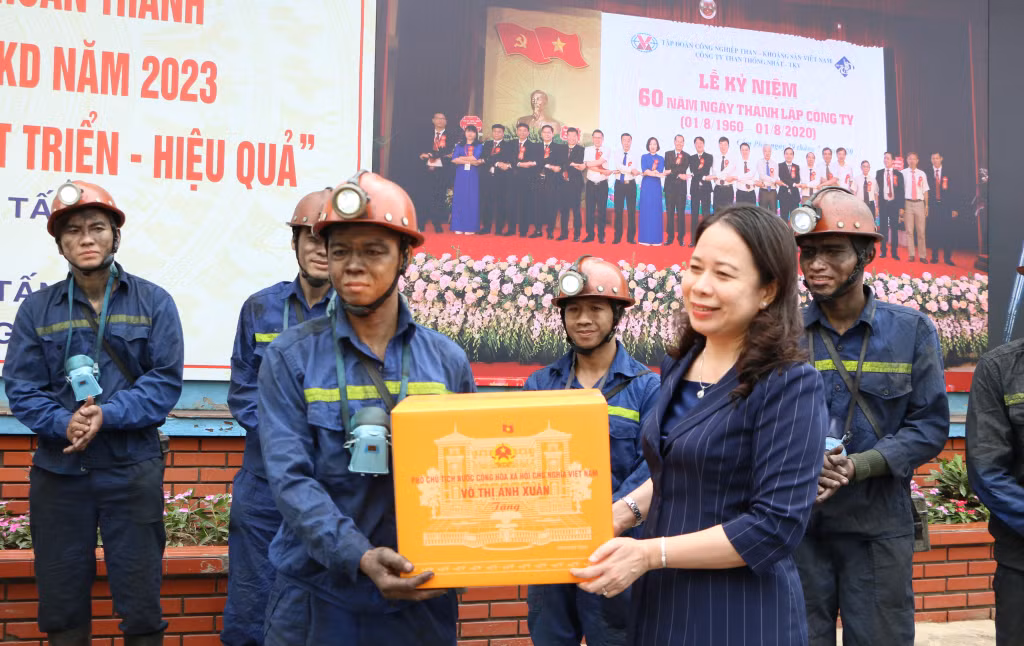 Phó Chủ tịch nước Võ Thị Ánh Xuân tặng quà cho công nhân Công ty Than Thống Nhất.
