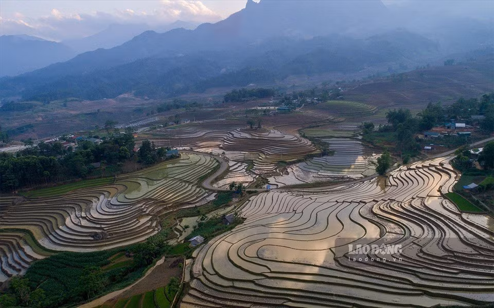 Tháng 5 là thời điểm thời tiết thuận lợi cũng là lúc người dân Sàng Ma Sáo (huyện Bát Xát, tỉnh Lào Cai) làm đất cấy lúa vụ hè thu. Người cày bừa, người nhặt cỏ, trên khắp cánh đồng ruộng bậc thang hùng vĩ mùa nước đổ. Ảnh: Tân Văn.