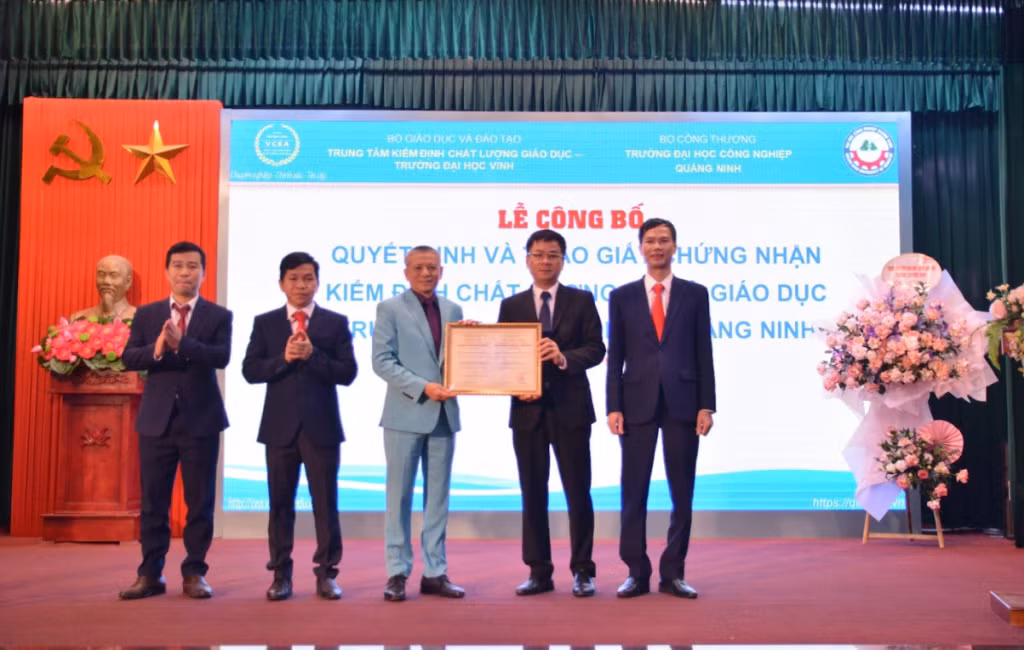Trường ĐHCNQN đón nhận chứng nhận kiểm định chất lượng cơ sở giáo dục.