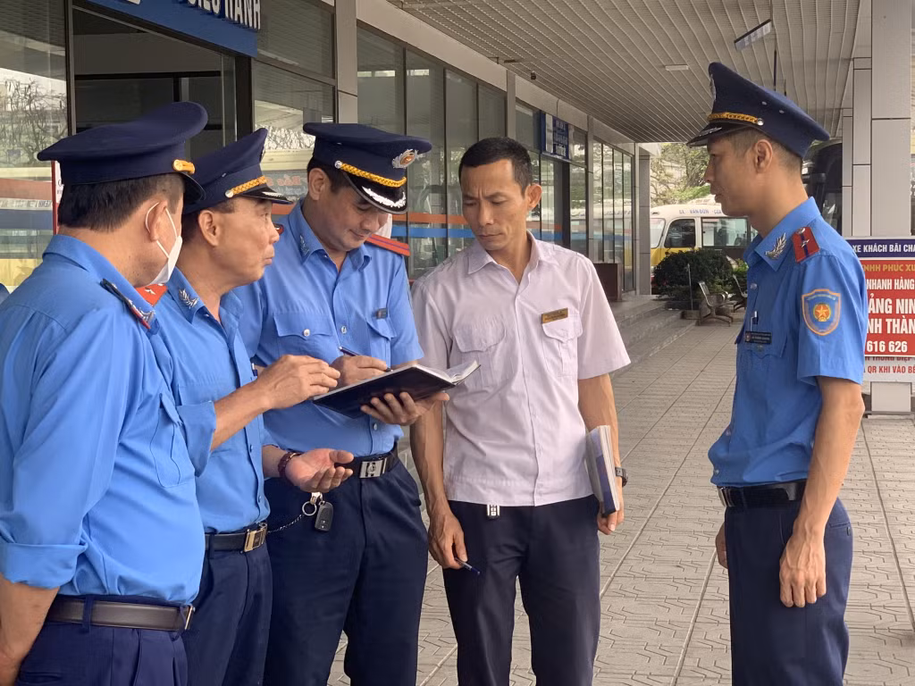 Lực lượng chức năng kiểm tra, nhắc nhở lái xe nghiêm chỉnh chấp hành các quy định về ATGT.