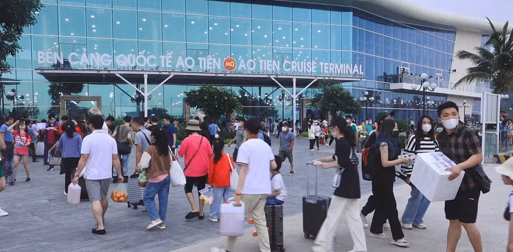 Du khách đến Vân Đồn tăng cao trong kỳ nghỉ lễ. Ảnh: Thanh Tùng (CTV)