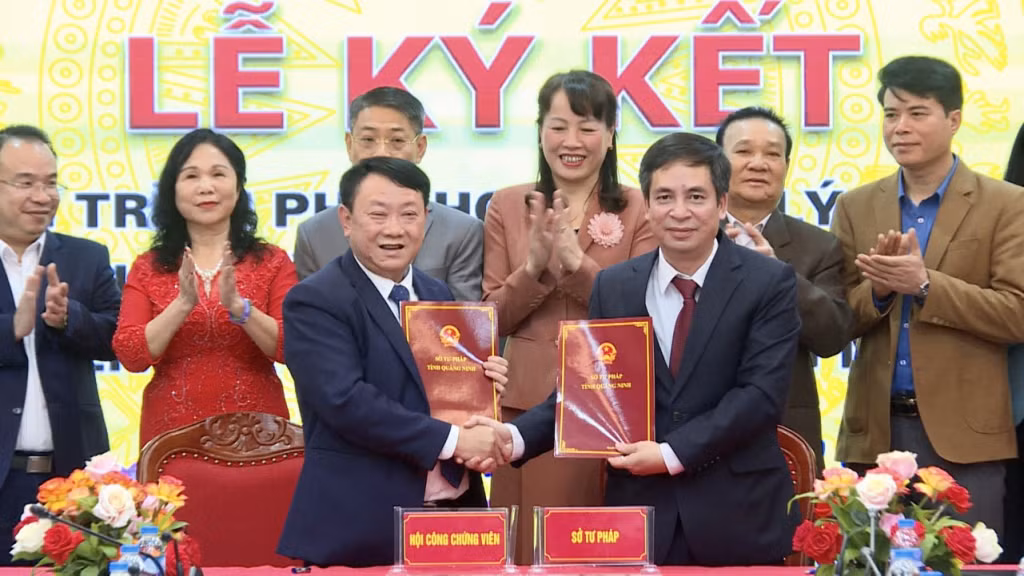 Đại diện lãnh đạo Sở Tư pháp và Hội Công chứng viên tỉnh ký kết Quy chế phối hợp quản lý về công chứng trên địa bàn tỉnh, tháng 3/3023. Ảnh: Hoàng Nga