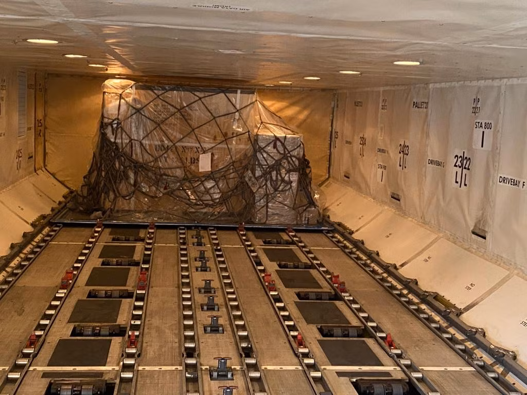 Các lô hàng từ Anh về Việt Nam trên chuyến bay chở hàng đầu tiên. Ảnh: TTXVN phát
