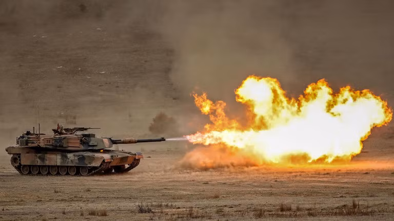 Xe tăng Abrams do Mỹ sản xuất khai hoả. Ảnh: Getty Images