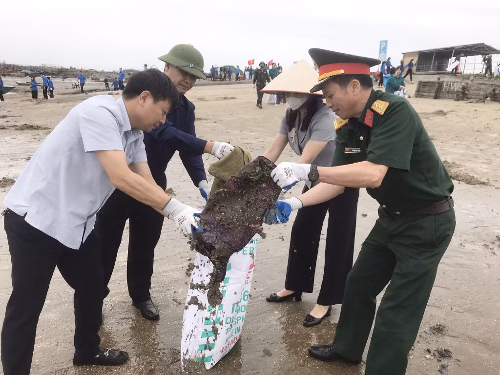Đông đảo các đồng chí lãnh đạo huyện cùng với cán bộ, chiến sĩ, công chức, viên chức và các tầng lớp nhân dân huyện Hải Hà tham gia vệ sinh môi trường biển.