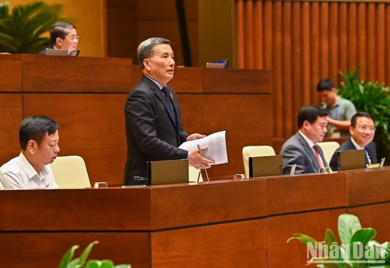 Chủ nhiệm Ủy ban Khoa học, Công nghệ và Môi trường của Quốc hội Lê Quang Huy phát biểu giải trình làm rõ ý kiến được nêu tại phiên thảo luận. (Ảnh: DUY LINH)