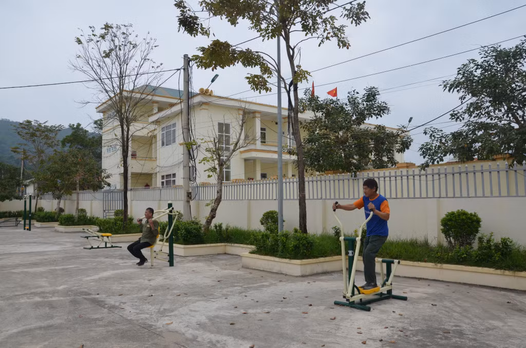 Người dân xã Hạ Long (huyện Vân Đồn) luyện tập thể thao, nâng cao sức khỏe.