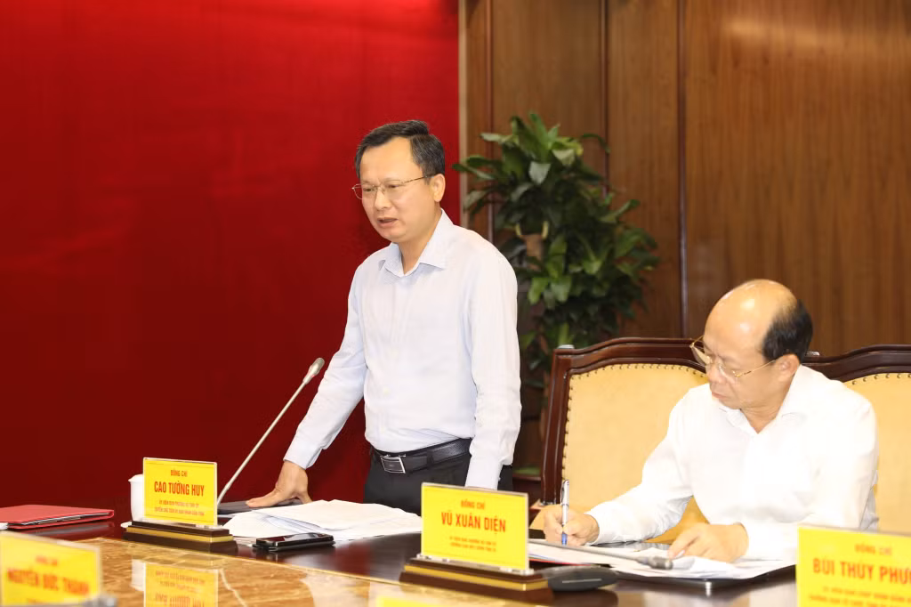 Đồng chí Cao Tường Huy, Quyền Chủ tịch UBND tỉnh, phát biểu tại cuộc họp.