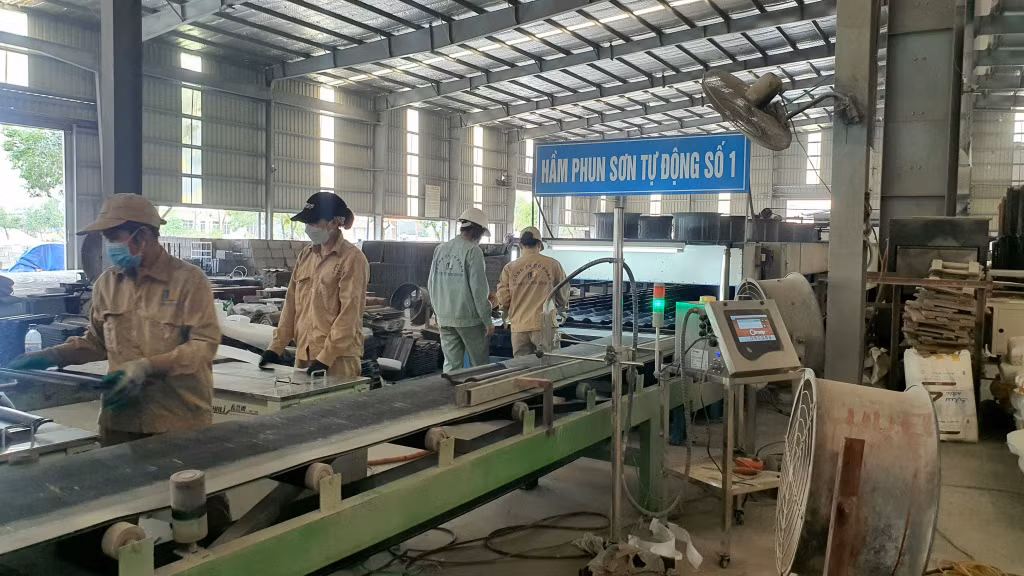Công nhân làm việc tại Công ty CP Thanh Tuyền Group (Đông Triều) được trang bị bảo hộ và đảm bảo các điều kiện lao động khác.