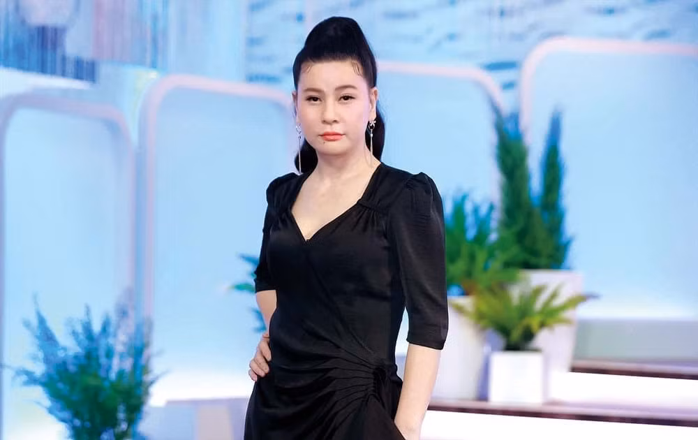 “Khi lên TPHCM học, tôi phải tự bươn chải, cũng vừa học vừa theo bạn bè trong trường đi làm, ai kêu gì làm nấy, cốt sao có tiền trang trải cuộc sống nên phải bỏ nhiều giờ học, bị nhà trường cho nghỉ. Nhưng tôi không muốn về quê hay tìm công việc gì khác, cứ đau đáu một ước mơ được theo nghề diễn mà tôi có cảm giác như yêu nó hơn chính bản thân mình”, diễn viên kể. Mất 7 năm sau, khi vai diễn Út Đẹt trong vở Yêu thầy (sân khấu 5B) của cô ra mắt, cái tên Cát Phượng mới được nhiều người biết đến.