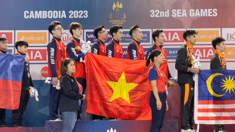 Đội tuyển thể dục dụng cụ Việt Nam trên bục nhận Huy chương Vàng. (Ảnh: NGỌC DIỆP)