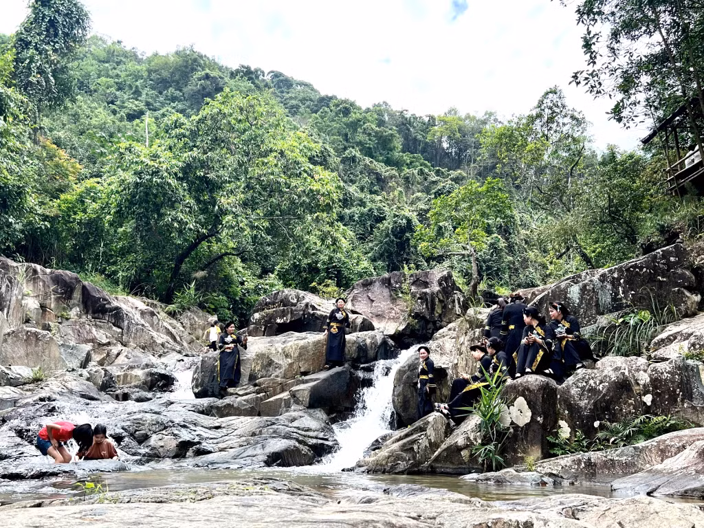 Mùa hè, thác Khe San là điểm đến hấp dẫn du khách, đăc biệt là các bạn trẻ thích khám phá.