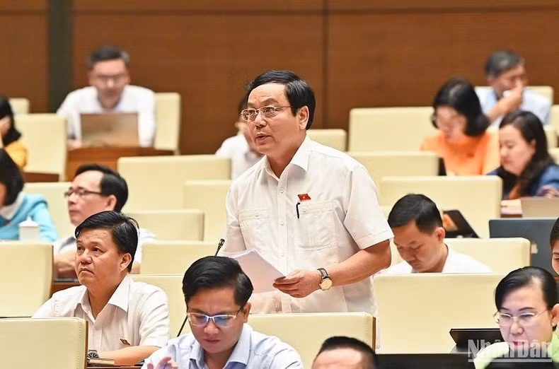 Đại biểu Hoàng Đức Thắng (đoàn Quảng Trị) nhấn mạnh cần quyết liệt các giải pháp tháo gỡ khó khăn cho doanh nghiệp. (Ảnh: DUY LINH)