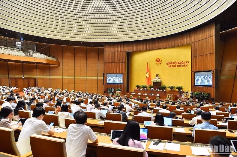 Quang cảnh phiên họp sáng 24/5. (Ảnh: THỦY NGUYÊN)