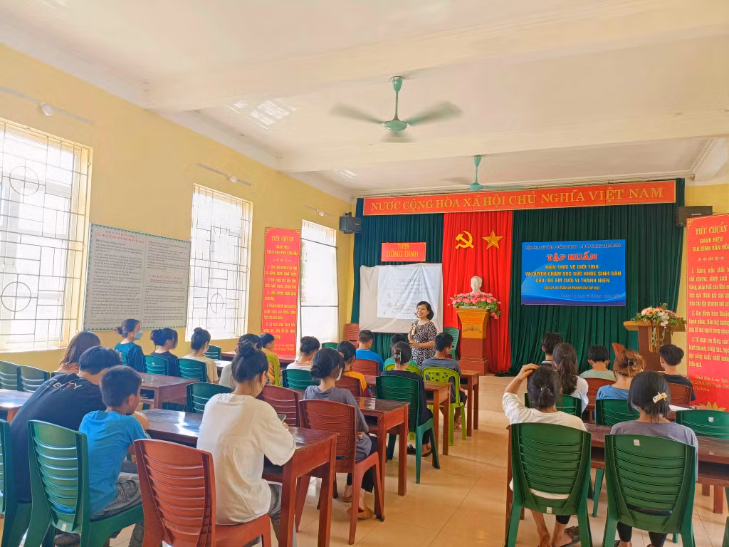 Hội LHPN tỉnh Tập huấn kiến thức về SKSS cho trẻ vị thành niên, thanh niên trên địa bàn xã Phong Dụ (huyện Tiên Yên).