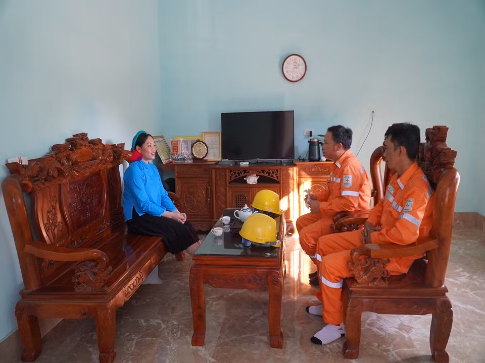 Ngành điện tuyên truyền đến người dân về tiết kiệm điện.