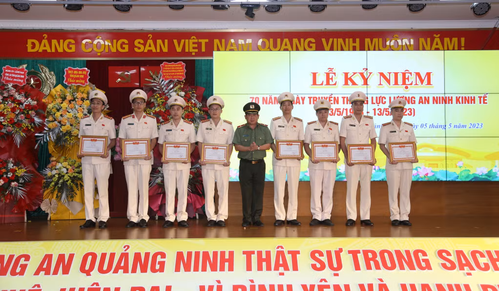 Thiếu tướng Đinh Văn Nơi - Giám đốc Công an tỉnh trao tặng Giấy khen cho các cá nhân đã có thành tích xuất sắc trong phong trào thi đua chào mừng kỷ niệm 70 năm Ngày truyền thống lực lượng An ninh kinh tế.