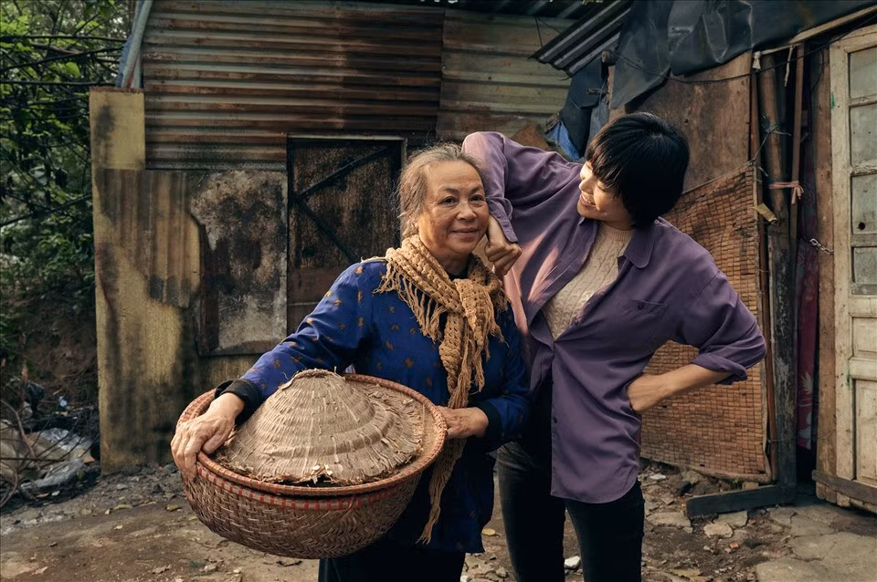 Mối liên kết hơn cả tình thân giữa bà Tình và con dâu trong hoàn cảnh bất hạnh, éo le lấy đi nước mắt của khán giả. Ảnh: Đoàn phim cung cấp