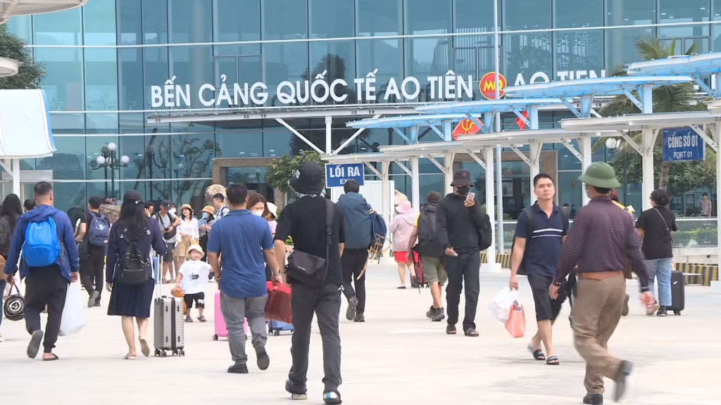 Vào ngày cao điểm, Bến cảng cao cấp Ao Tiên đón hàng trăm lượt khách đi tham quan các đảo. Ảnh Internet
