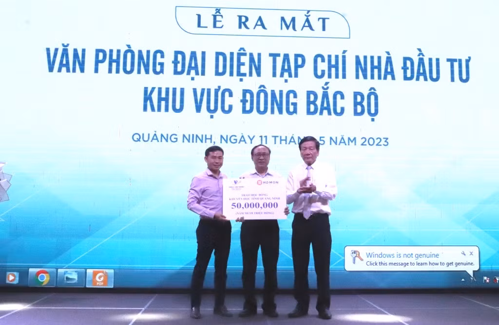 Nhân dịp này, Tạp chí Nhà Đầu tư phối hợp với Công ty HD Mon Holdings đã trao tặng 100 phần quà khuyến học trị giá 50 triệu đồng cho học sinh nghèo hiếu học trên địa bàn tỉnh Quảng Ninh.